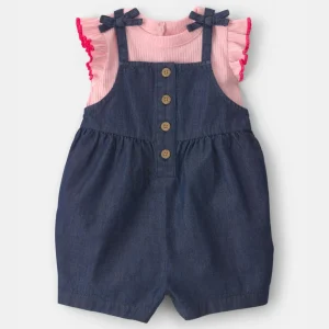 Conjunto de duas peças de algodão, com jardineiras curtas chambray e t-shirt rosa com folhos