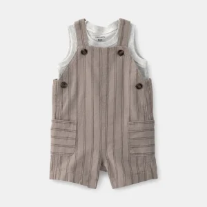 Conjunto de duas peças de linho com jardineira curta às riscas e camisola sem mangas castanha