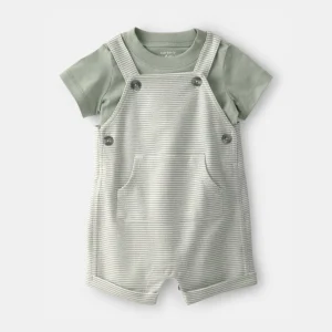 Conjunto de duas peças de linho com jardineiras curtas às riscas e t-shirt verde